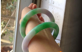 翡翠玉镯戴哪只手好