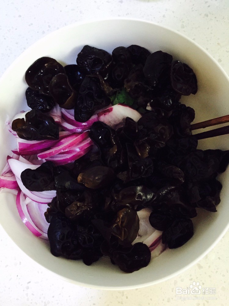 洋葱拌黑木耳的做法