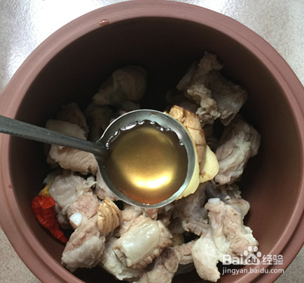鲜香野生榛蘑煲排骨汤