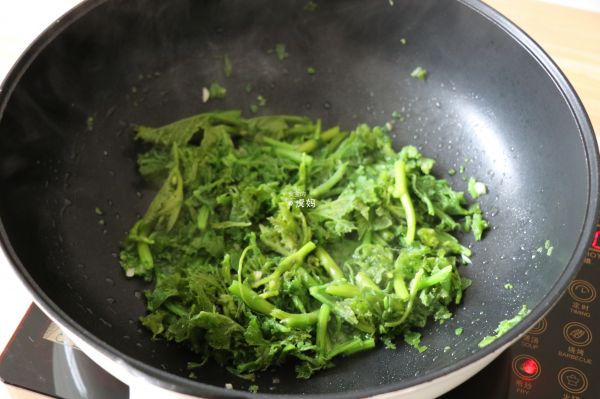 牛肉酱炒南瓜藤