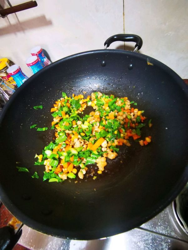 五彩鲜蔬肉粒烤面