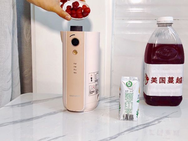 渐变蔓越莓奶昔