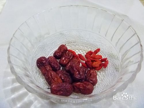 【食疗养生话汤煲】简单美容汤---银耳大枣莲子羹