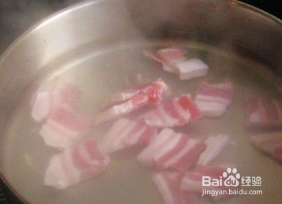 咸肉鲜虾白菜煲的做法