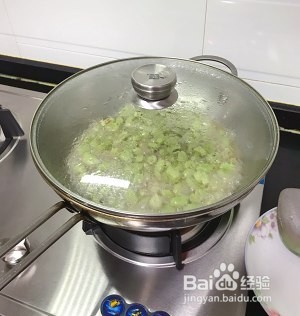 食补佳品葱爆蚕豆的做法