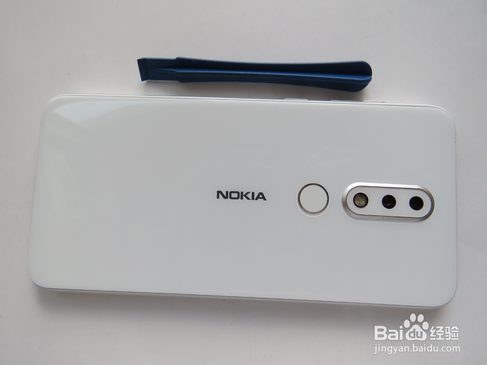 如何更换诺基亚手机的尾插小板？