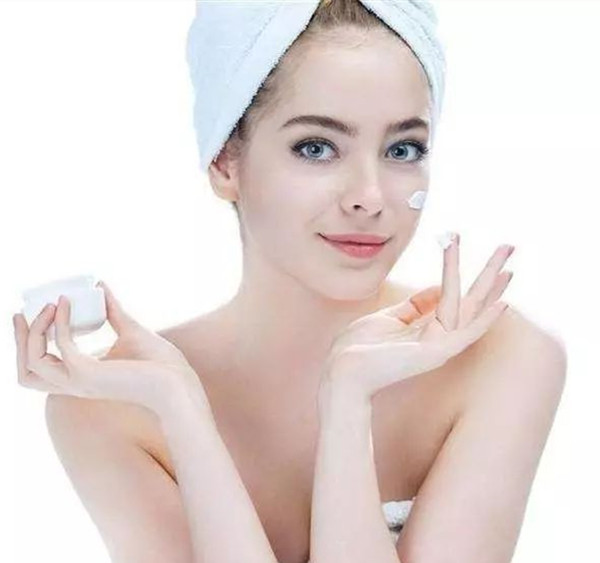 别人化妆皮肤看上去很细腻.怎么做到的啊