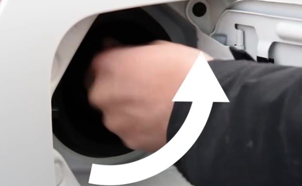 锋范油箱盖开关在哪?怎么开