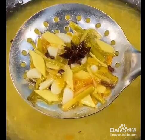 小煮锅炖菌菇黑鱼的方法