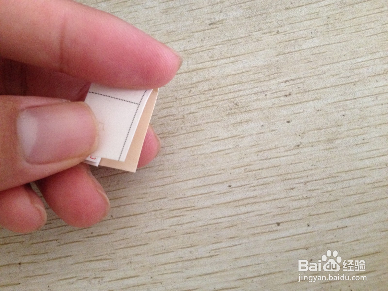 如何用一个长方形硬卡纸做两支中性笔的简易支架