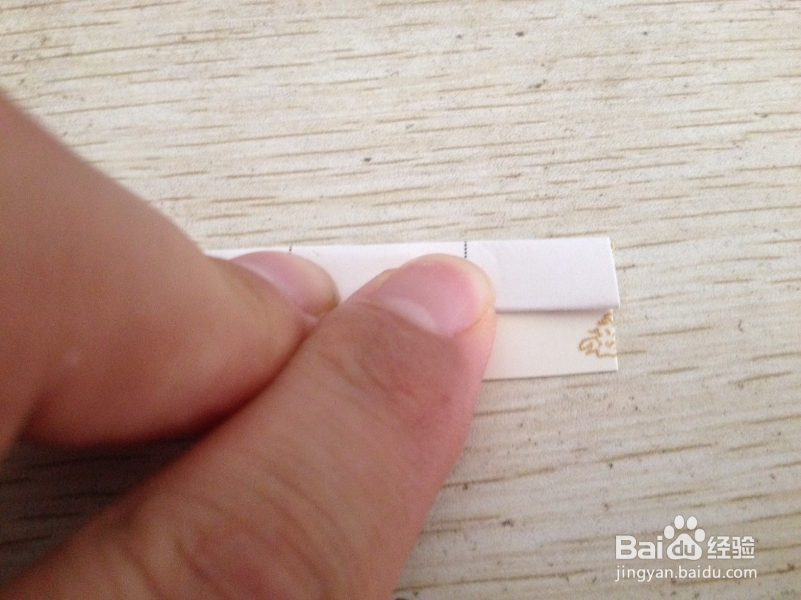 如何用一个长方形硬卡纸做两支中性笔的简易支架