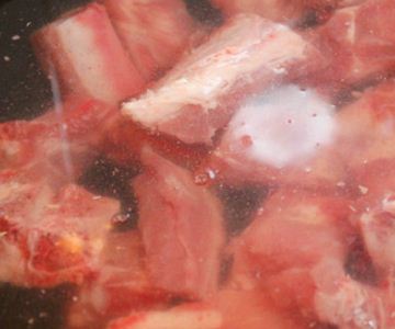 红烧排骨做法是先把排骨用水煮熟吗