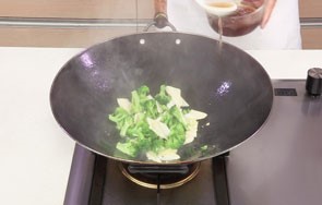 美味的西蓝花炒笋片