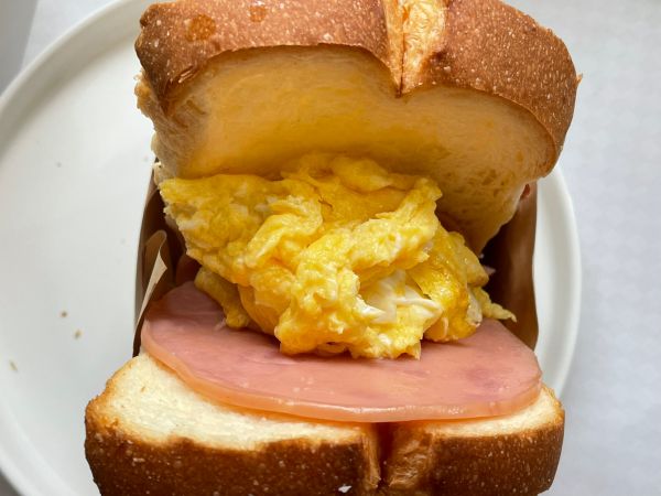 牛油果滑蛋三明治