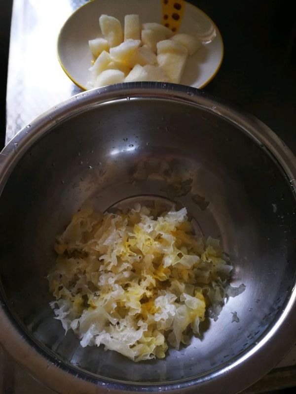 冰糖红枣银耳雪梨羹