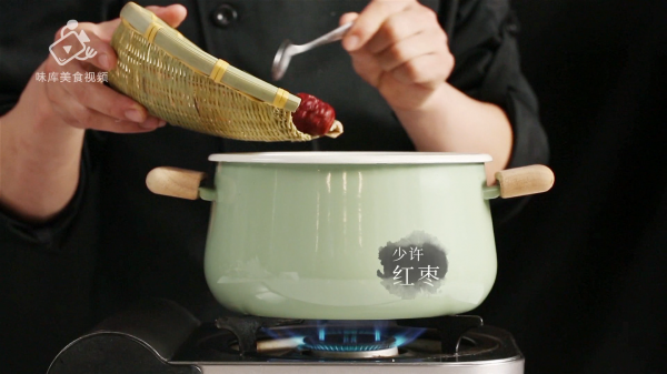 桂花红枣银耳雪梨汤