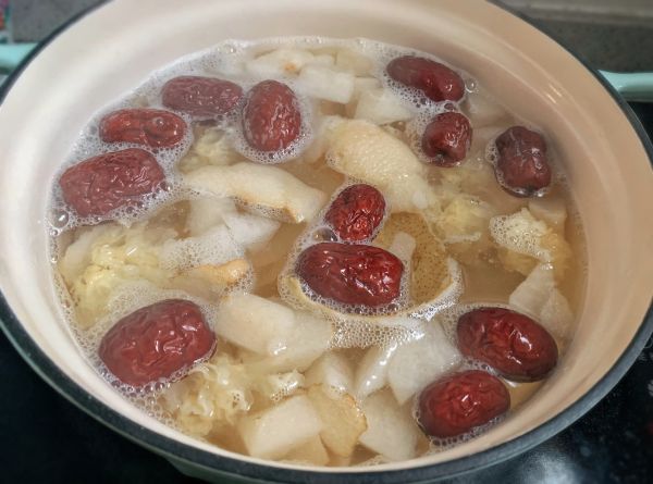 红枣木瓜银耳炖雪梨