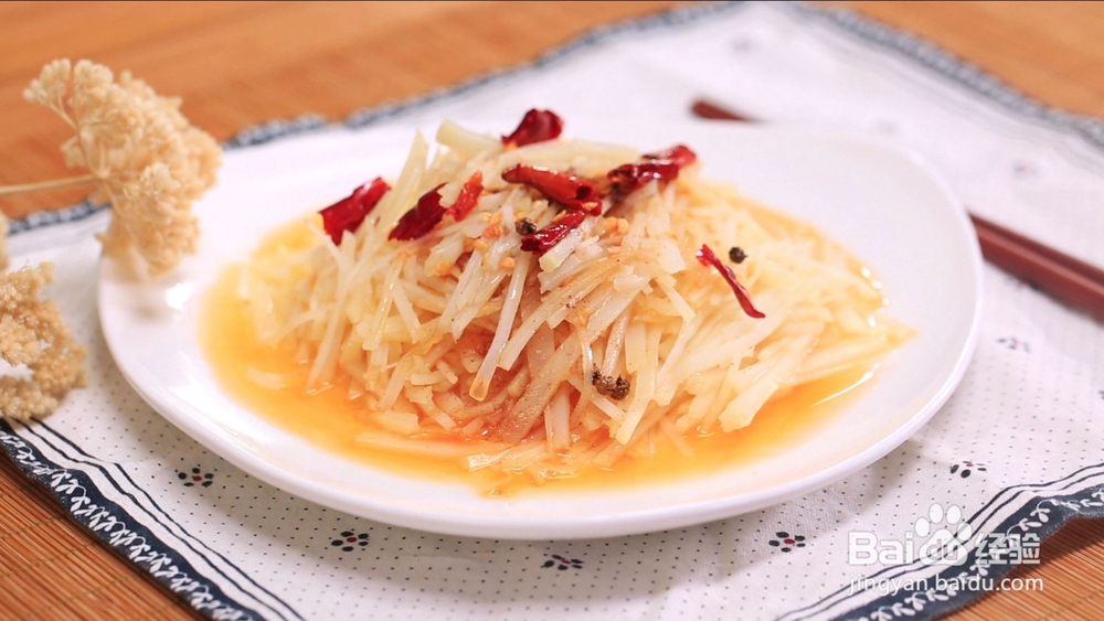 不用锅也能爆香的土豆丝，一勺油就搞定！