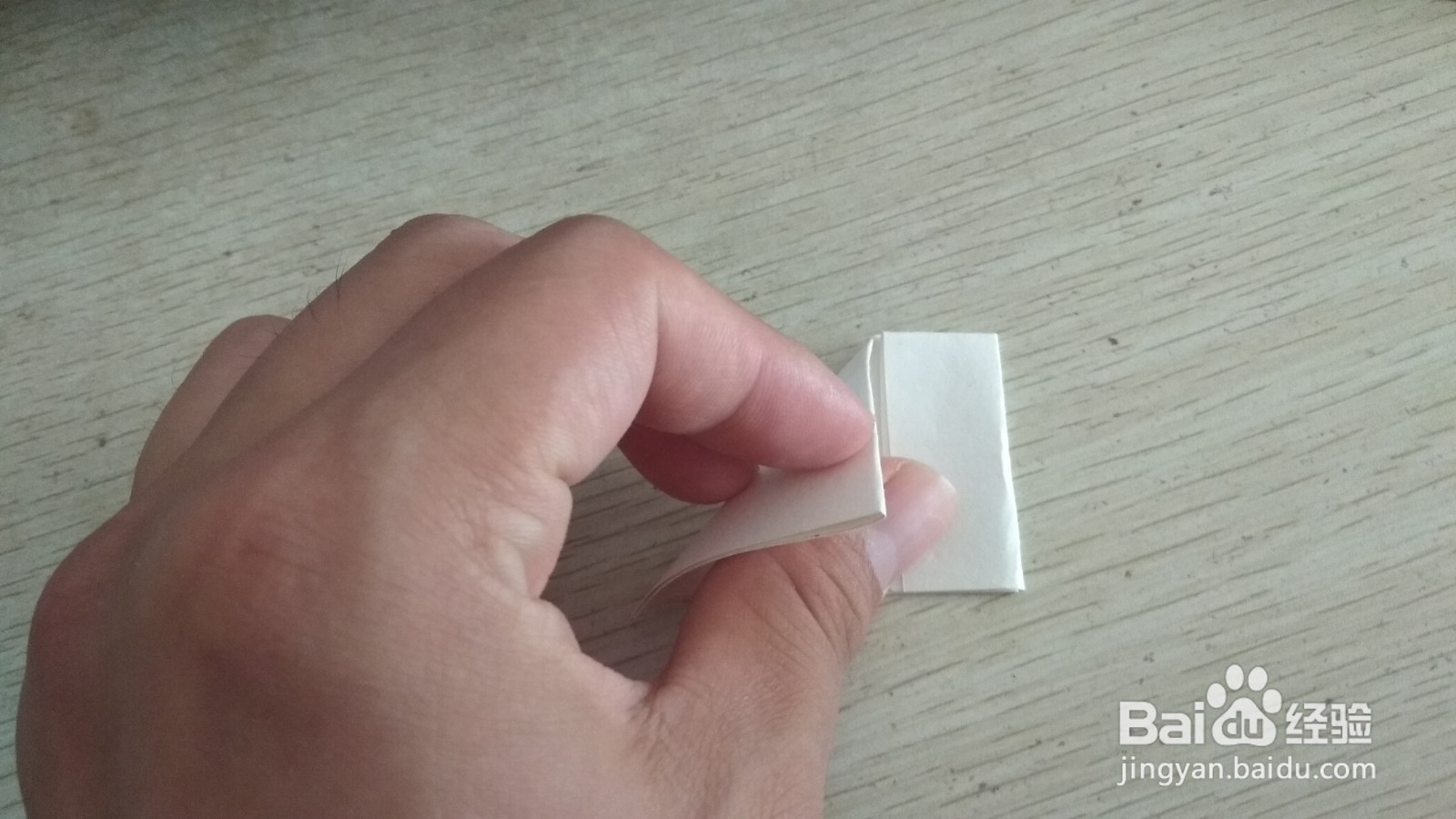 如何用一块正方形素描画纸做梯形的简易钢笔支架