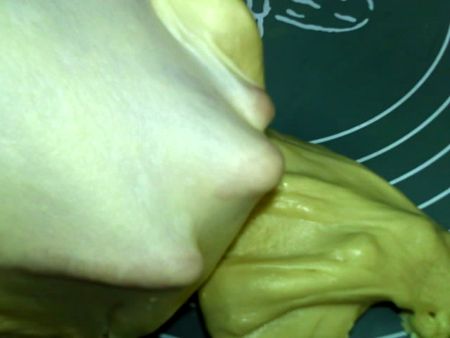 豆沙毛毛虫面包