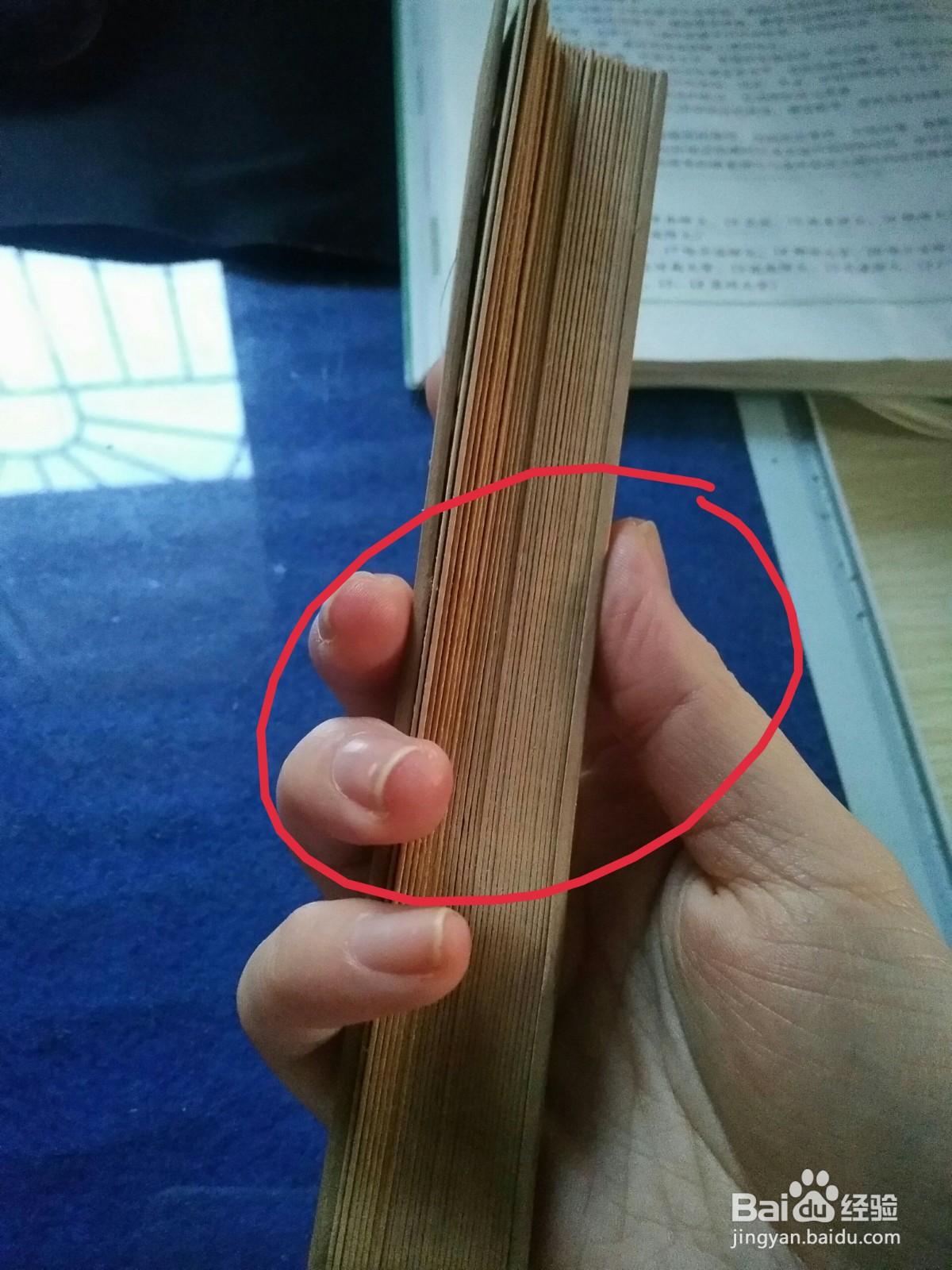 单手转扇子的手法