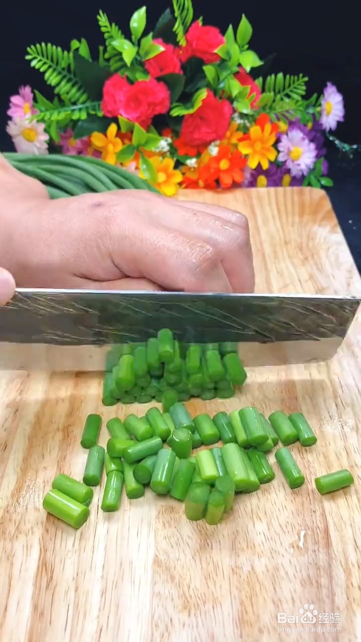 如何制作好吃又下饭的蒜苔炒鸡蛋