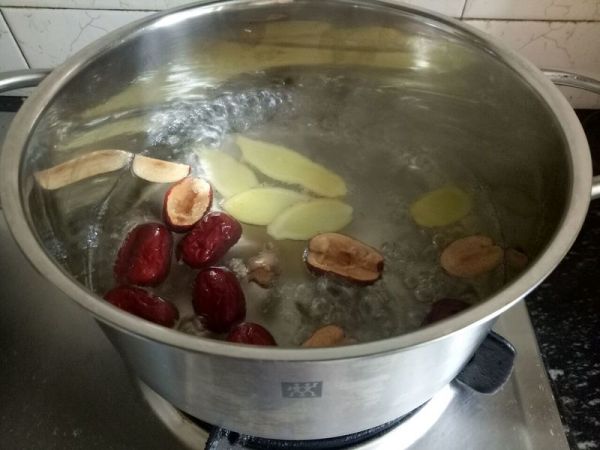 排毒去湿姜枣茶