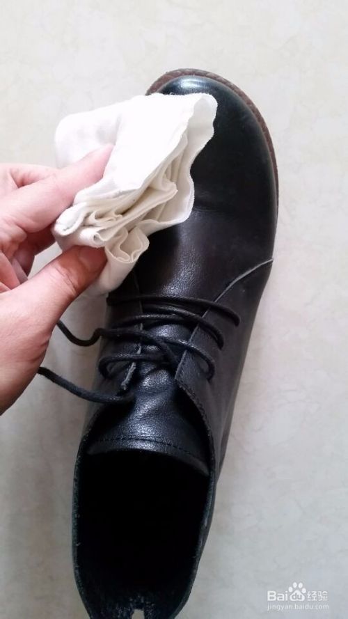 换季皮鞋保养方法
