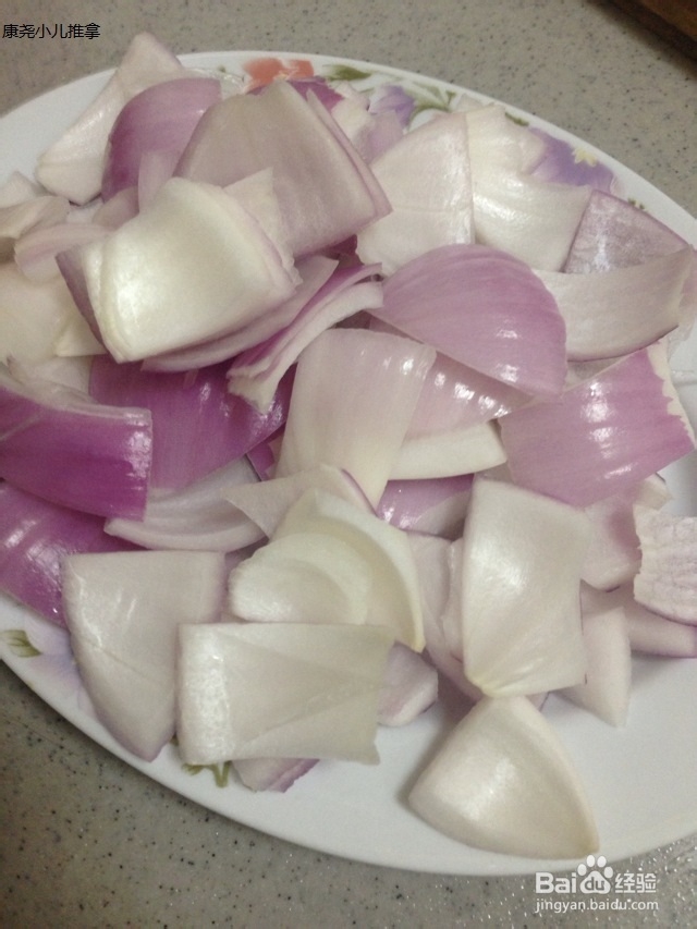 小朋友看着新奇的食物-干锅淮山