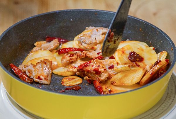 五花肉干煸土豆片