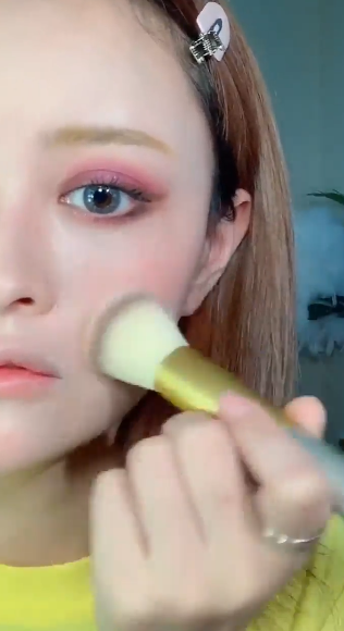 如何画泫雅紫色妆容