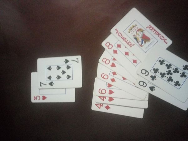 斗地主：红方3,44,66,88,王；黑方7,99。红先出，能赢吗