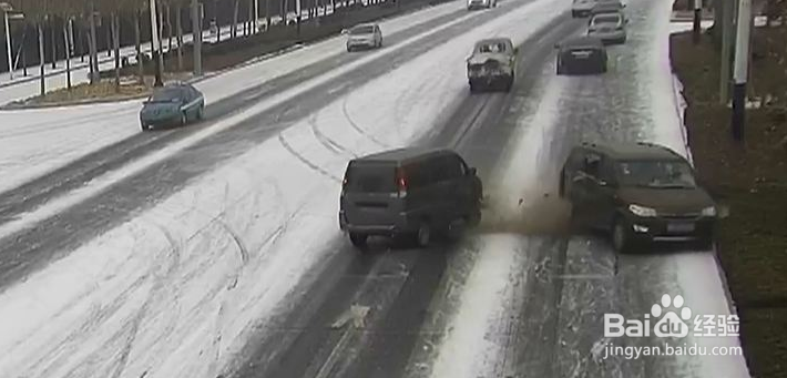 冰雪道路上如何驾驶车辆?