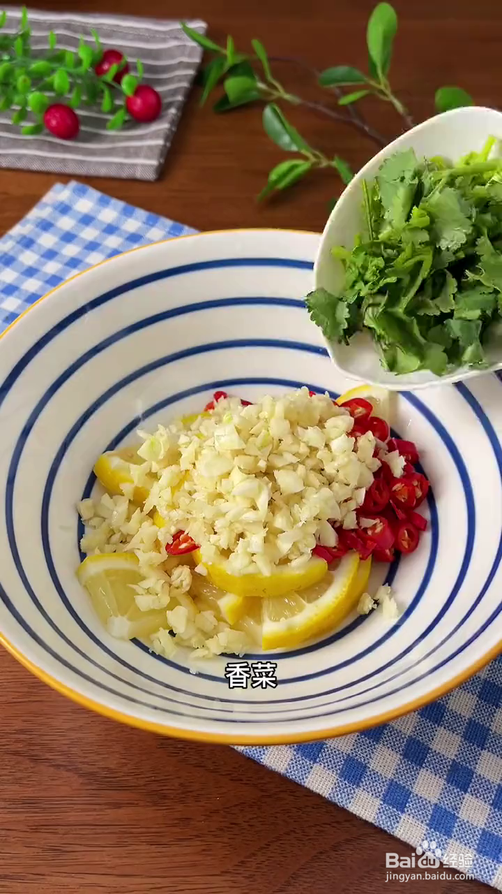 如何制作酸辣清爽的柠檬手撕鸡腿肉