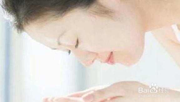 早上洗脸是直接清水洗还是使用洗面奶呢