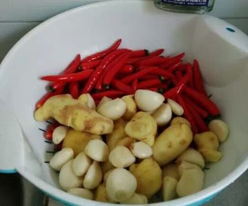 剁椒鱼头里面用的剁椒是怎么做的