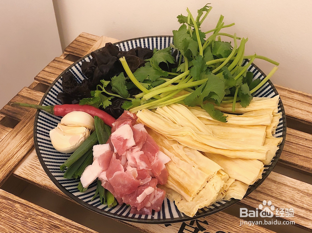 看完就会的醋腐竹木耳五花肉片