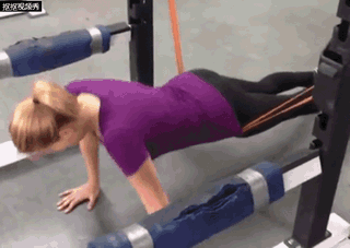 女生循序渐进练习俯卧撑—健身小白看过来