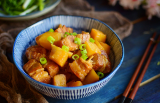 红烧肉炖土豆