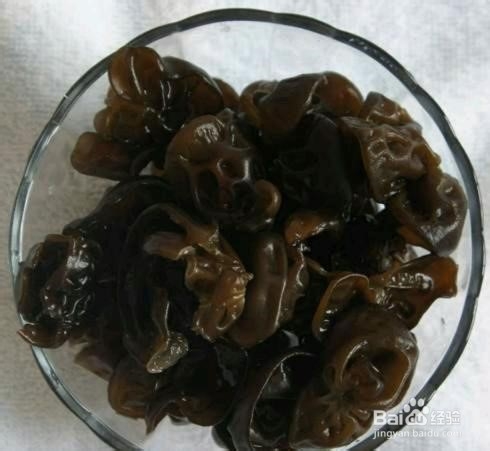芹菜炒木耳的做法