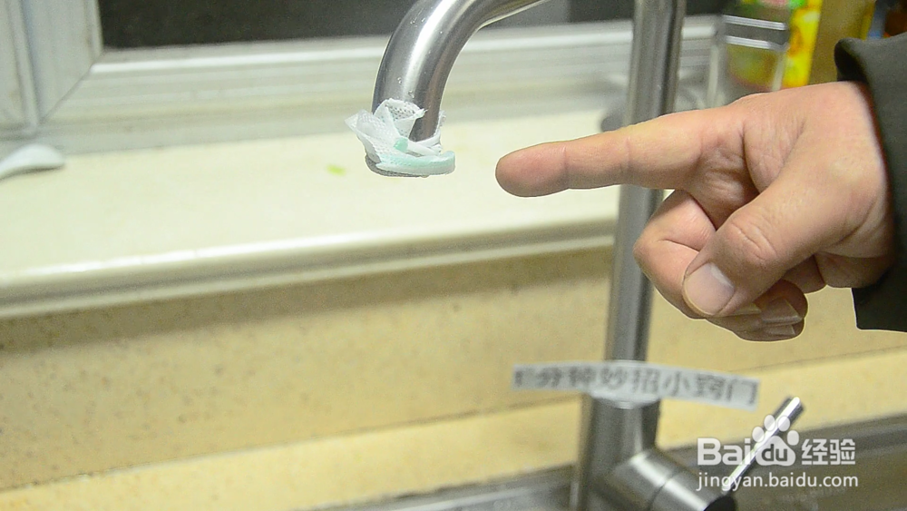 一次性口罩放水龙头上，原来这么实用
