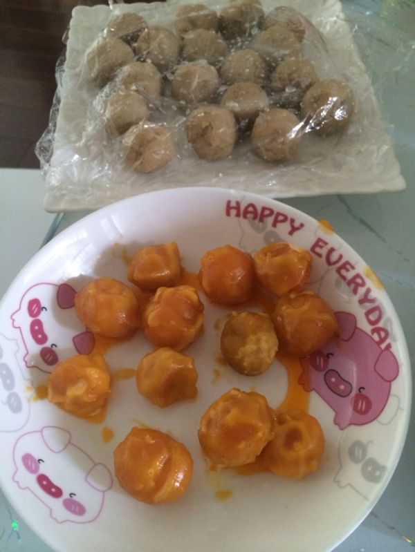 广式蛋黄莲蓉月饼