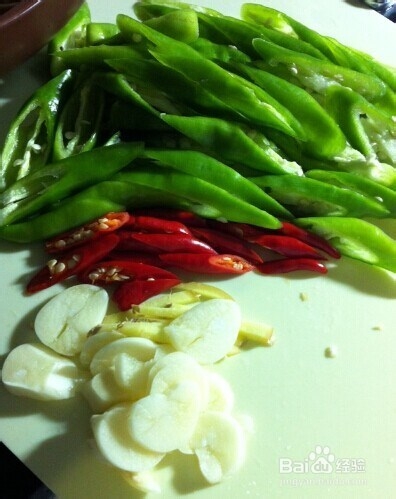 农家小菜尖椒肥肠