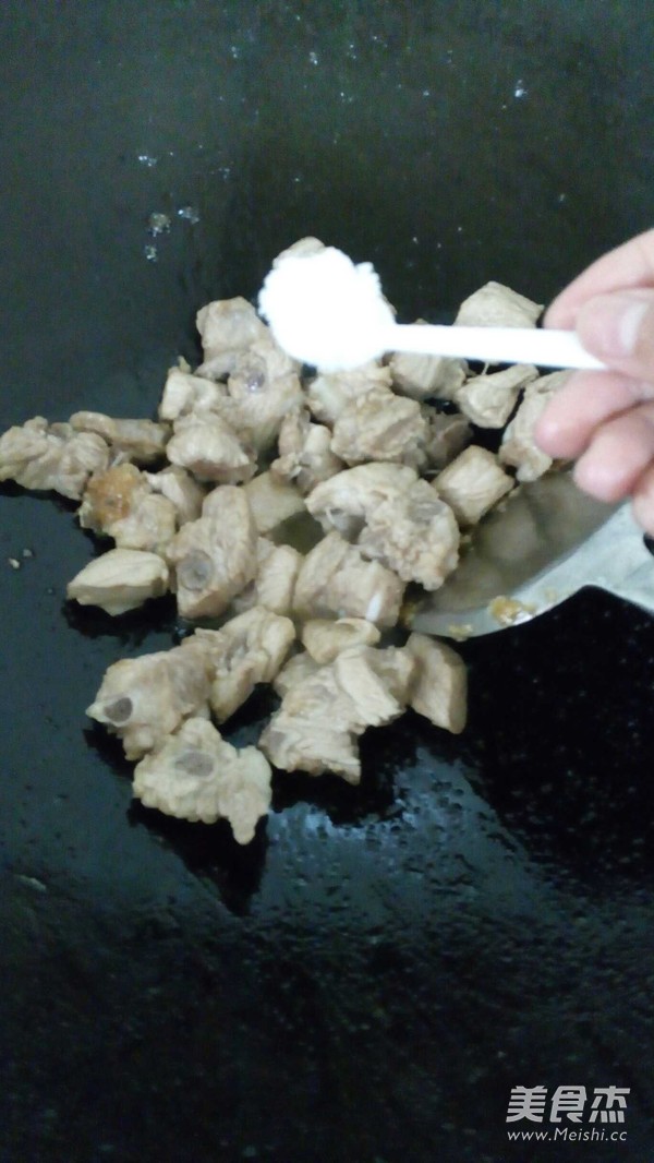 土豆烧排骨的做法