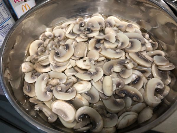 奶油培根蘑菇虾仁玉米意面