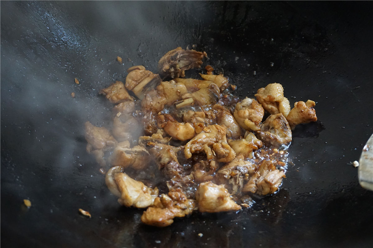 只需两种调味料,就可以做出如此美味的麻辣干锅鸡