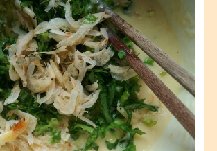 虾皮苦苣饼制作步骤