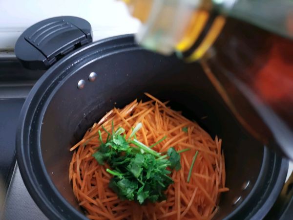 夏日快手清新凉拌胡萝卜