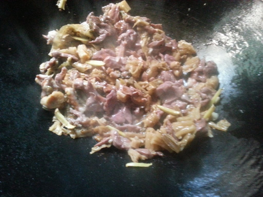 妈妈做的咸菜干炒猪心好吃极了！