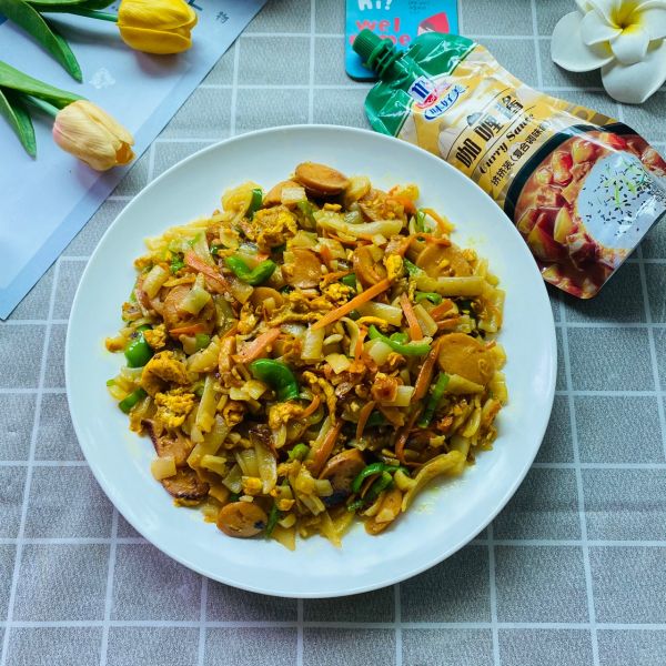 咖喱酱鸡蛋玉米热狗肠炒河粉